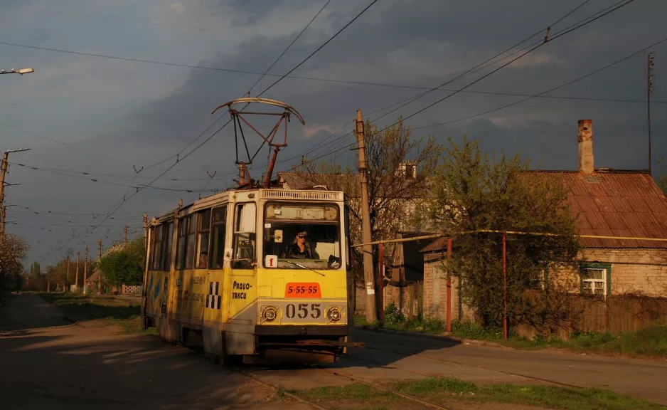 Jenakijewe Straßenbahnlinie 1 mit Triebwagen 055 auf Lermontova Ulitsa (2011)