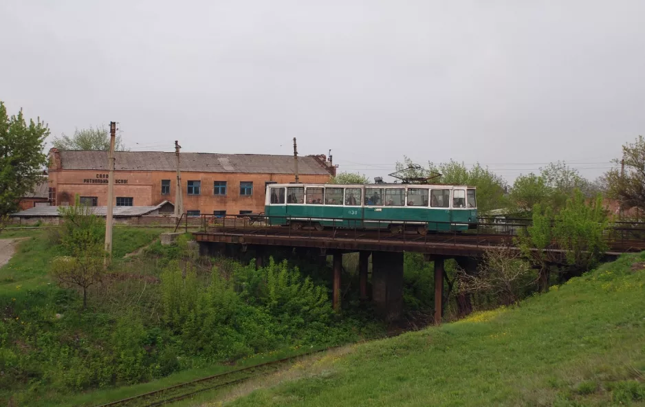 Jenakijewe Straßenbahnlinie 4 mit Triebwagen 030 nahe bei Vulytsya Tiunova (2011)