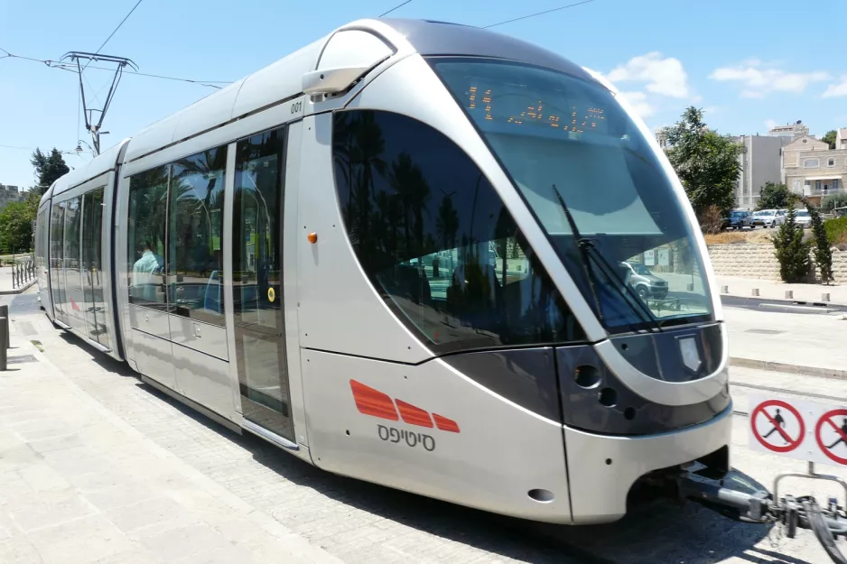 Jerusalem Stadtbahn Linie L1 mit Stadtbahnwagen 001 auf Damascus Gate (2012)