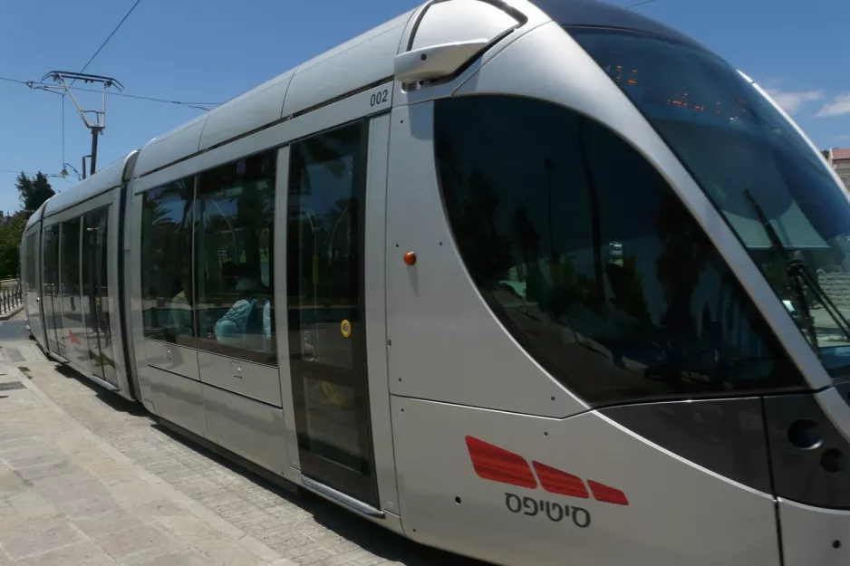 Jerusalem Stadtbahn Linie L1 mit Stadtbahnwagen 002 auf Damascus Gate (2012)