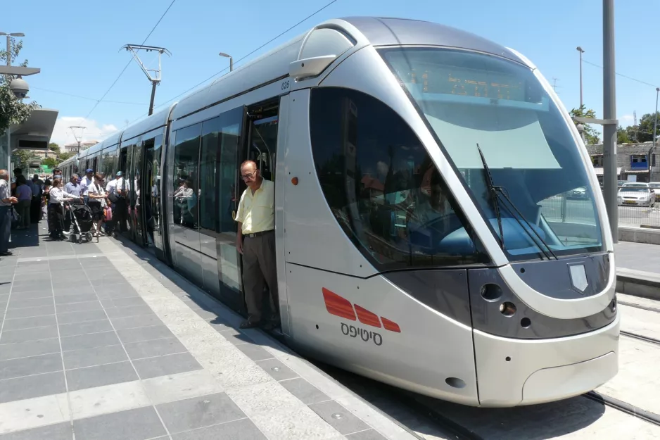 Jerusalem Stadtbahn Linie L1 mit Stadtbahnwagen 026 am Damascus Gate (2012)