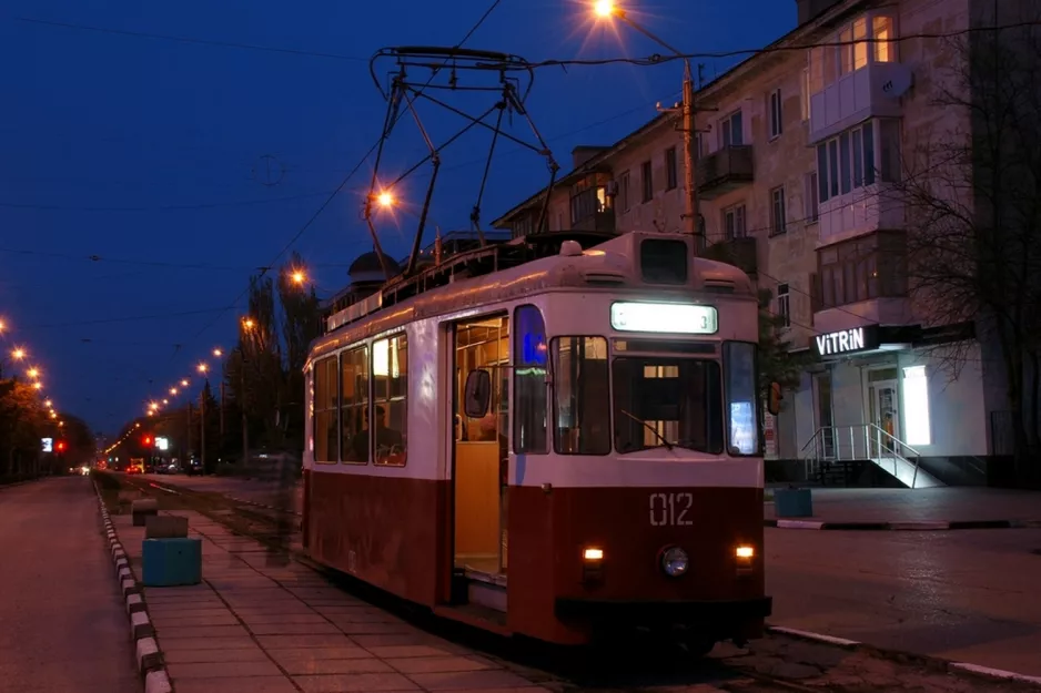 Jewpatorija Straßenbahnlinie 3 mit Triebwagen 012 am Frunze Street/Djemisheva Street (2011)