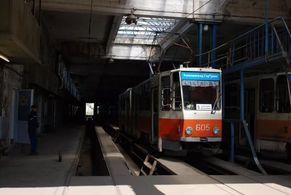 Kaliningrad Gelenkwagen 605 innen Tramvaynoye Depo (2012)