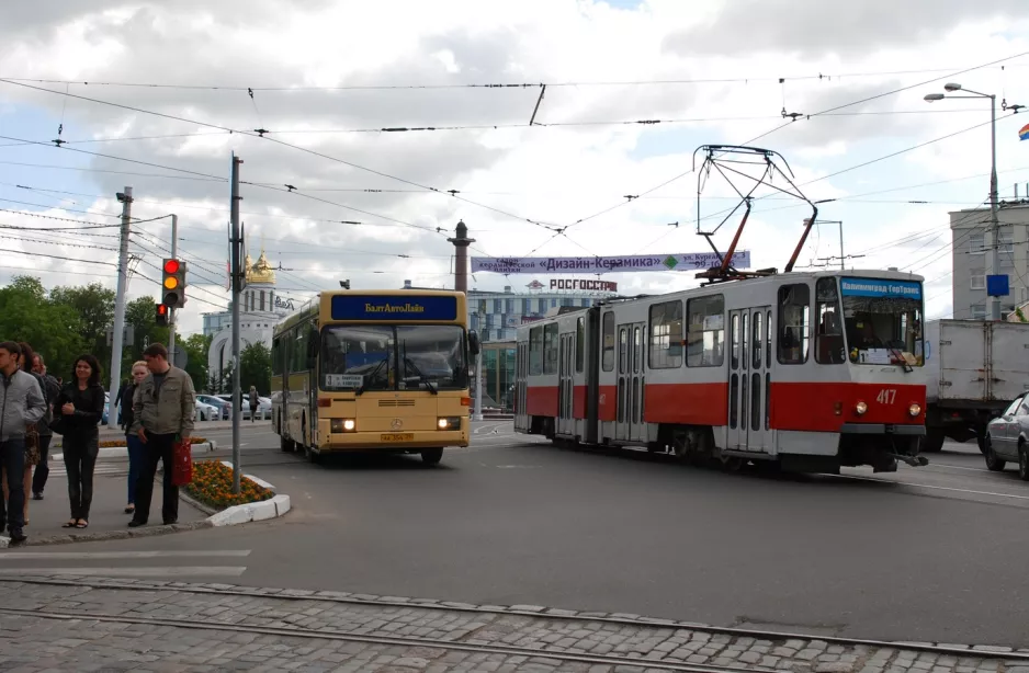 Kaliningrad Straßenbahnlinie 1 mit Gelenkwagen 417 auf Prospekt Pobedy (2012)