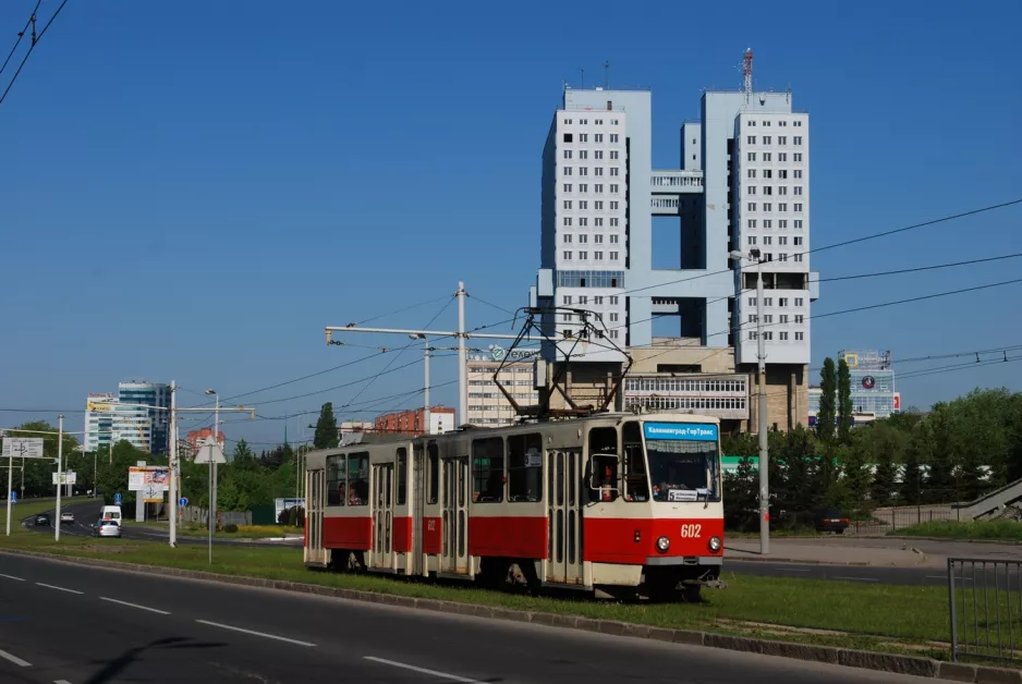 Kaliningrad Straßenbahnlinie 5 mit Gelenkwagen 602 auf Moskoskiy Prospekt (2012)