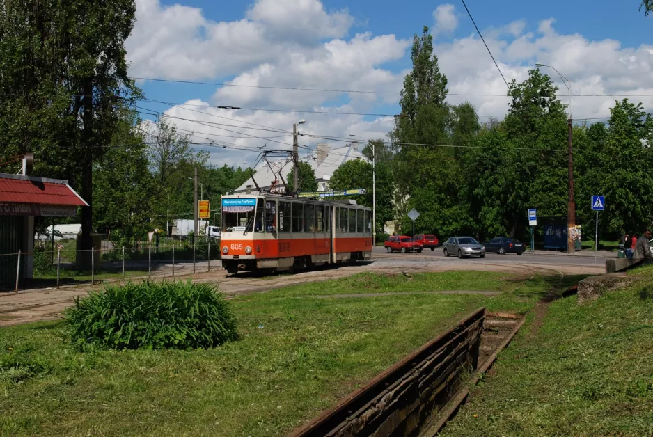 Kaliningrad Straßenbahnlinie 5 mit Gelenkwagen 605 am Alleya Smelykh St (2012)