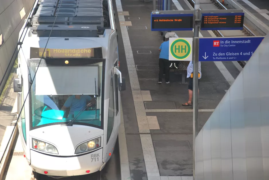 Kassel Regionallinie RT1 mit Niederflurgelenkwagen 711 "Die Sterntaler" am Hauptbahnhof (2017)