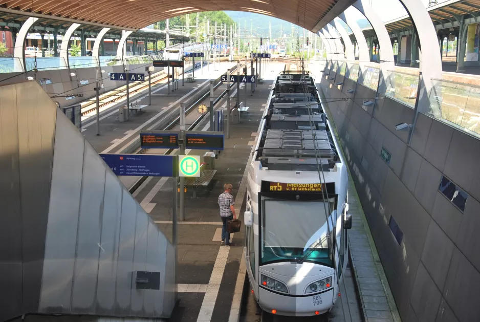 Kassel Regionallinie RT5 mit Niederflurgelenkwagen 706 "Hänsel und Gretel" am Hauptbahnhof (2017)