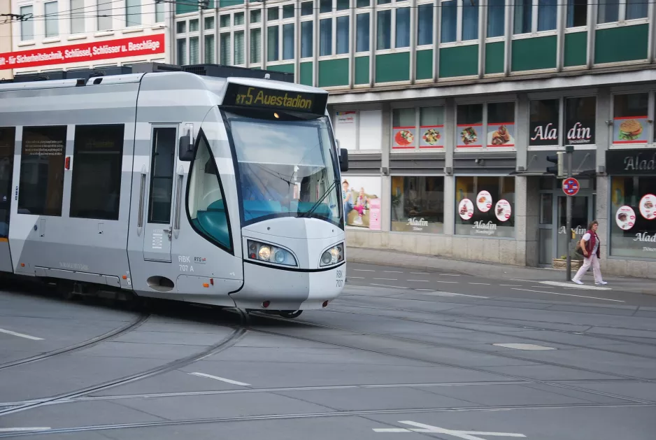 Kassel Regionallinie RT5 mit Niederflurgelenkwagen 707 "Rapunzel"nah Scheidemannplatz (2017)