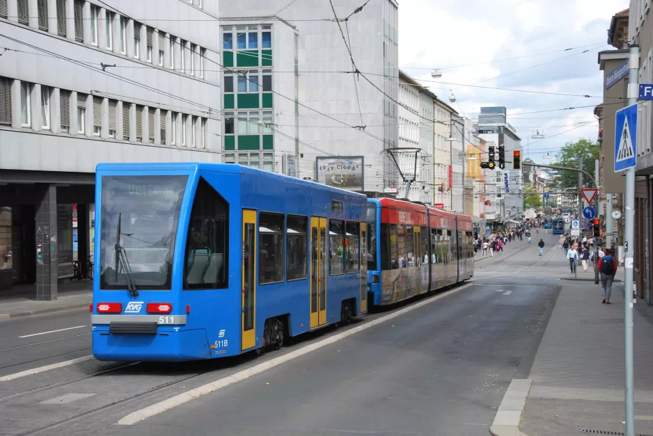 Kassel Straßenbahnlinie 1 mit Niederflurbeiwagen 511 nahe bei Rathaus / Fünffensterstraße (2022)