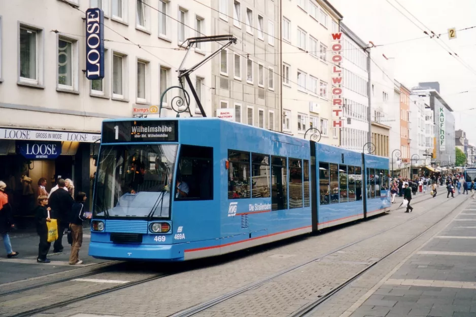 Kassel Straßenbahnlinie 1 mit Niederflurgelenkwagen 469 am Rathaus (2003)