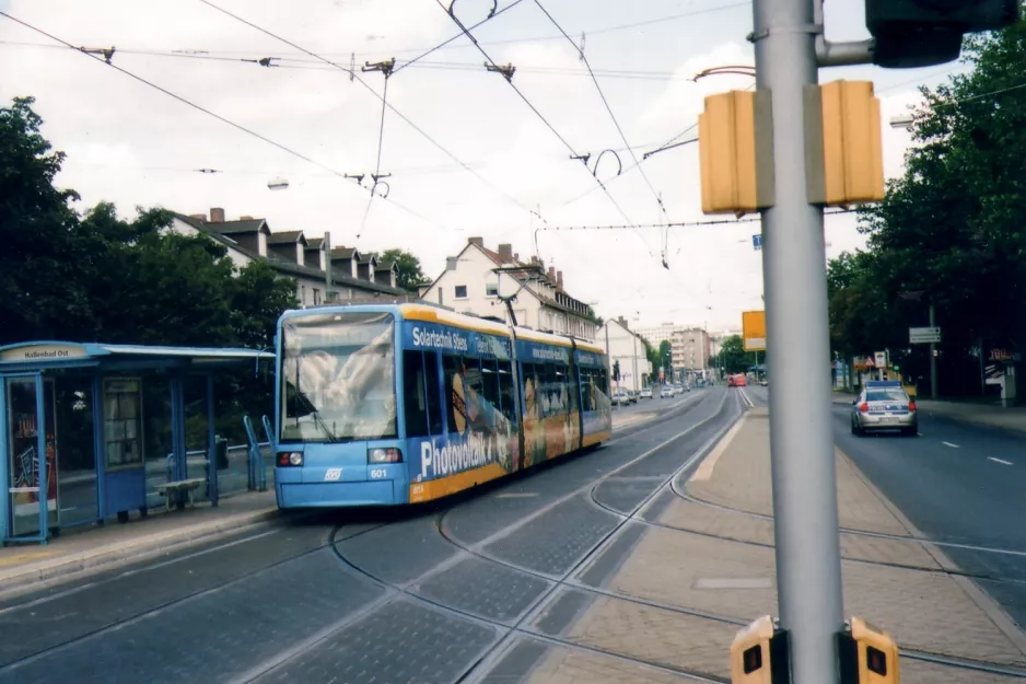 Kassel Straßenbahnlinie 4 mit Niederflurgelenkwagen 601 am Sandershäuser Str. (2007)