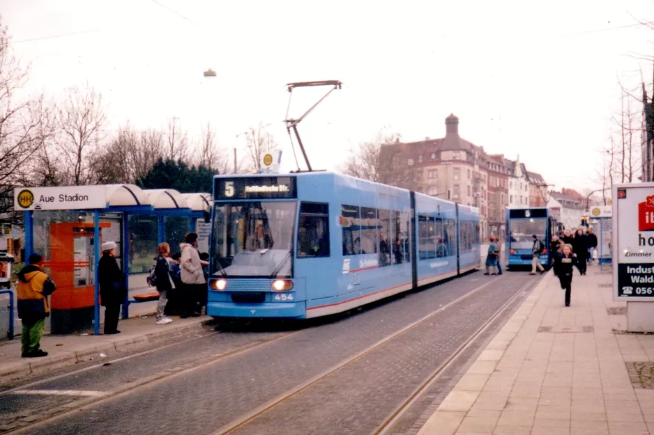Kassel Straßenbahnlinie 5 mit Niederflurgelenkwagen 454 am Auestadion (1998)