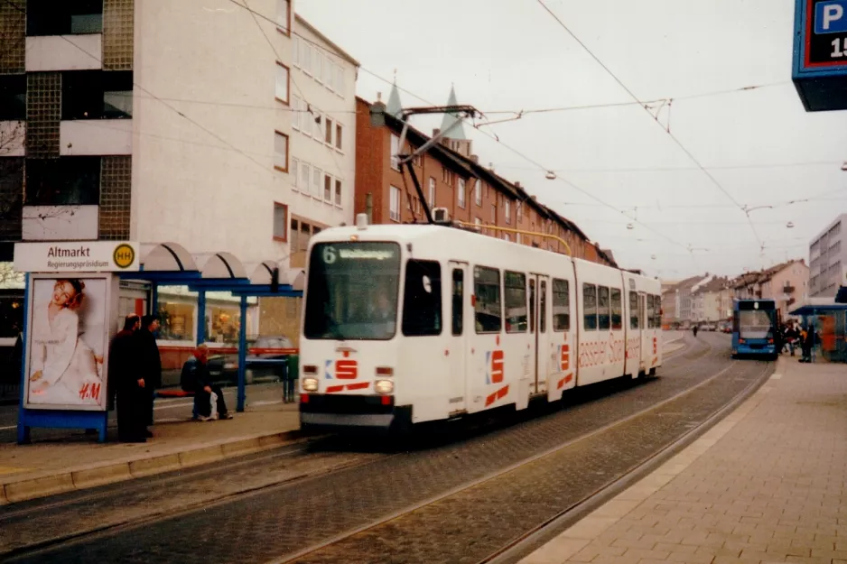 Kassel Straßenbahnlinie 6 mit Gelenkwagen 407 am Altmarkt/Regierungspräsidium (1998)