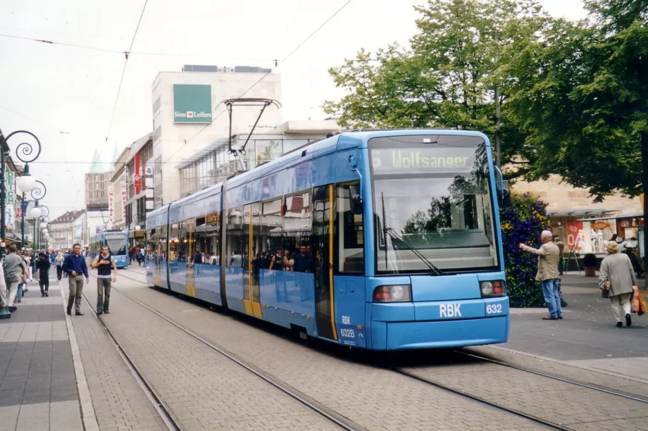 Kassel Straßenbahnlinie 6 mit Niederflurgelenkwagen 632 am Friedrichsplatz (2003)