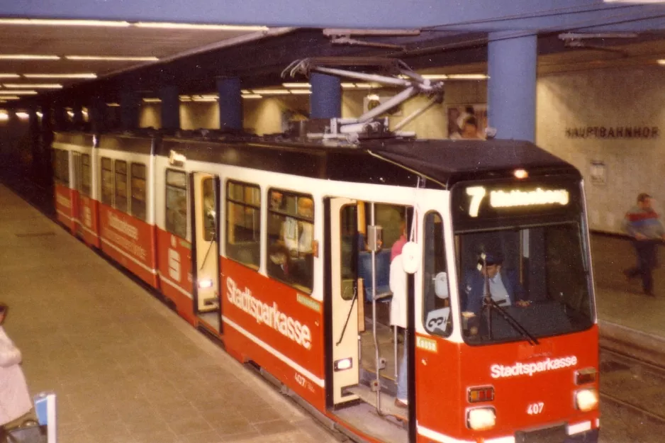 Kassel Straßenbahnlinie 7 mit Gelenkwagen 407 am Hauptbahnhof (1988)