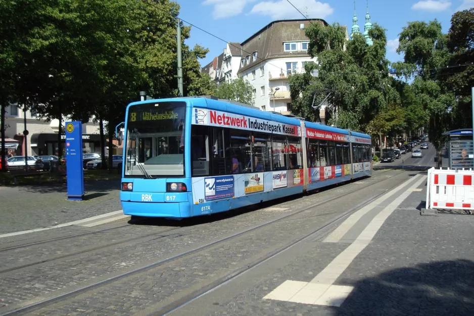 Kassel Straßenbahnlinie 8 mit Niederflurgelenkwagen 617 am Bebel Platz (2010)