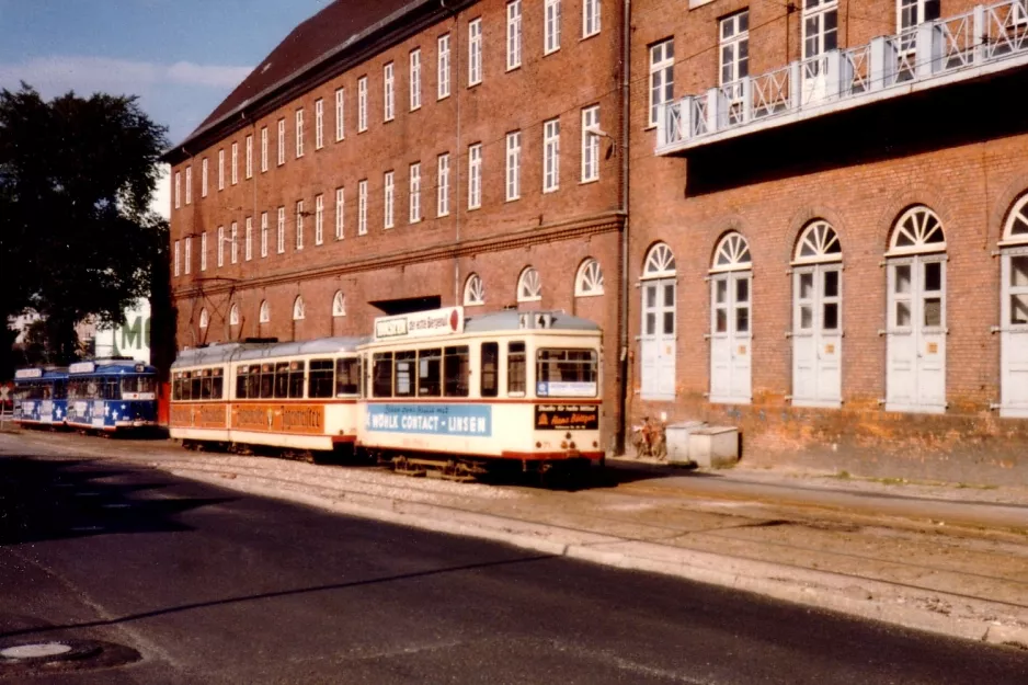 Kiel Straßenbahnlinie 4 mit Triebwagen 242 am Fähre Holtenau (Schleusenstraße) (1981)