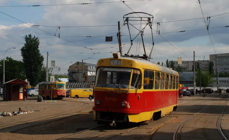 Kiew Straßenbahnlinie 12 mit Triebwagen 5790 am Skliarenka (2011)