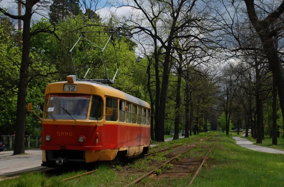 Kiew Straßenbahnlinie 12 mit Triebwagen 5990 auf Pushcha-Vodytska Street (2011)