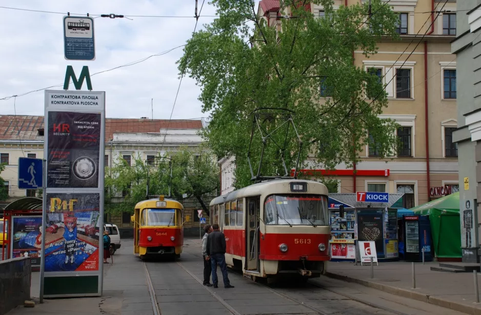 Kiew Straßenbahnlinie 18 mit Triebwagen 5844 am Kontraktowa płoszcza (2011)