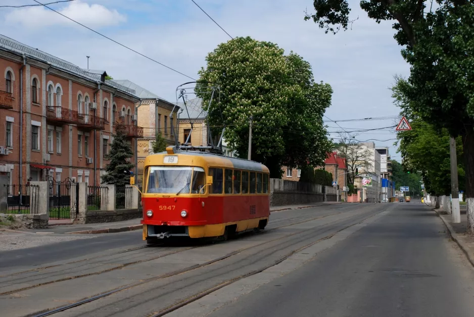 Kiew Straßenbahnlinie 19 mit Triebwagen 5947 auf Kyrylivska Street (2011)