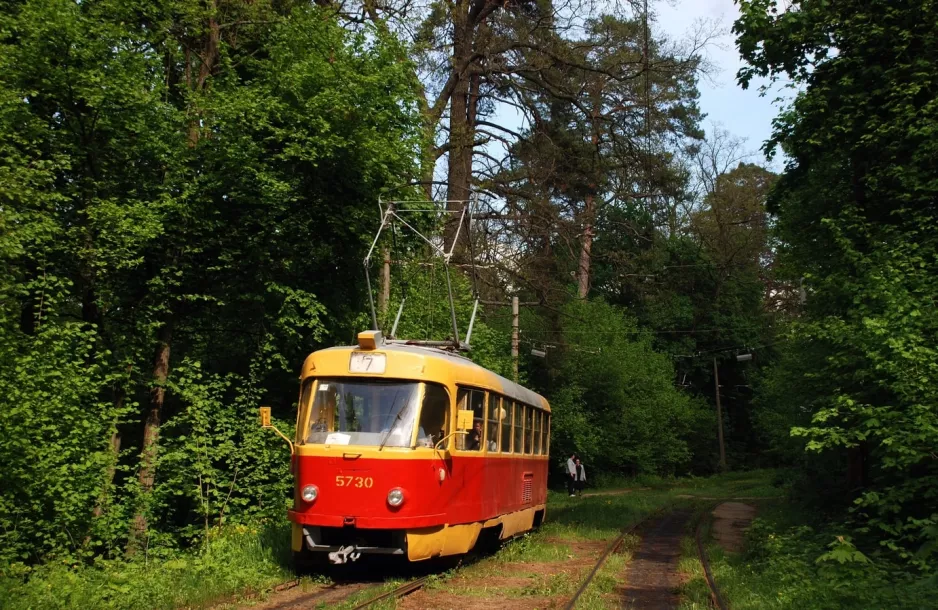 Kiew Straßenbahnlinie 7 mit Triebwagen 5730 am Spetsdyspanser (2011)