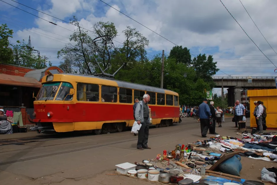 Kiew Zusätzliche Linie 11K mit Triebwagen 5854, Seitenansicht Vulytsya Sklyarenko (2011)