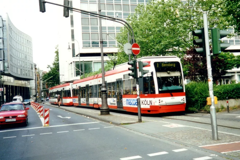 Köln Straßenbahnlinie 1 mit Niederflurgelenkwagen 4069nah Moltkestr. (2002)