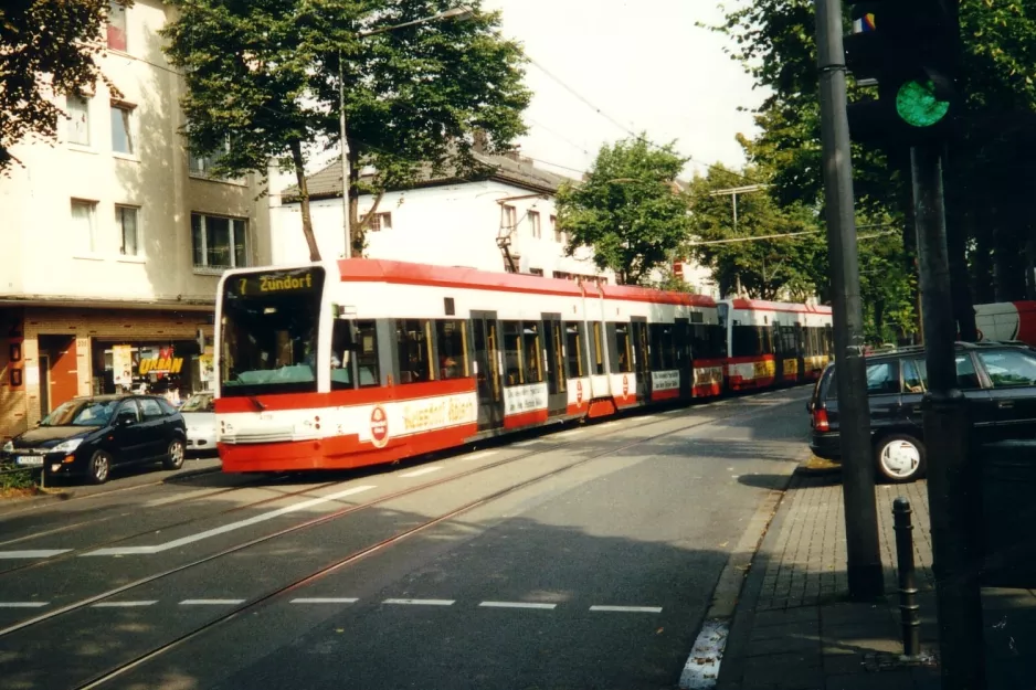 Köln Straßenbahnlinie 7 mit Niederflurgelenkwagen 4109nah Raiffeisenstraße (2002)