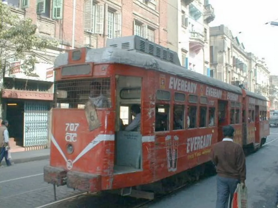 Kolkata Straßenbahnlinie 6 mit Triebwagen 707nah Mahakaran (2000)