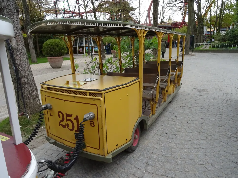 Kopenhagen Tivoli mit Offen Modell Beiwagen 251 am Linie 8 (2024)