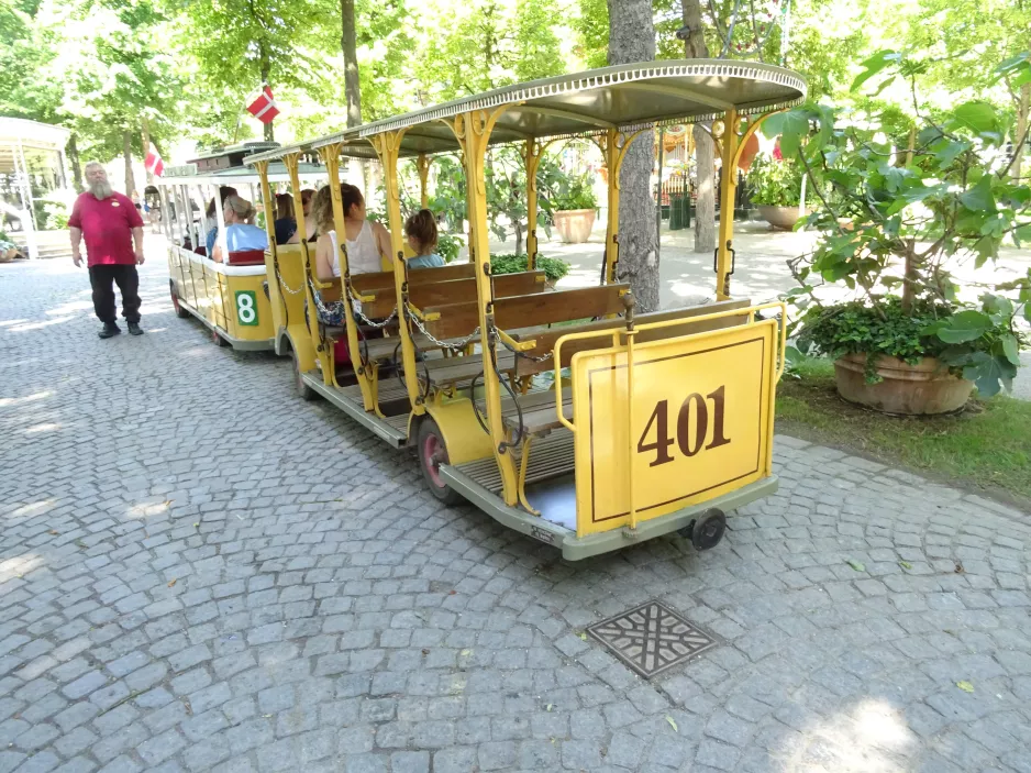 Kopenhagen Tivoli mit Offen Modell Beiwagen 401 am Linie 8 (2022)