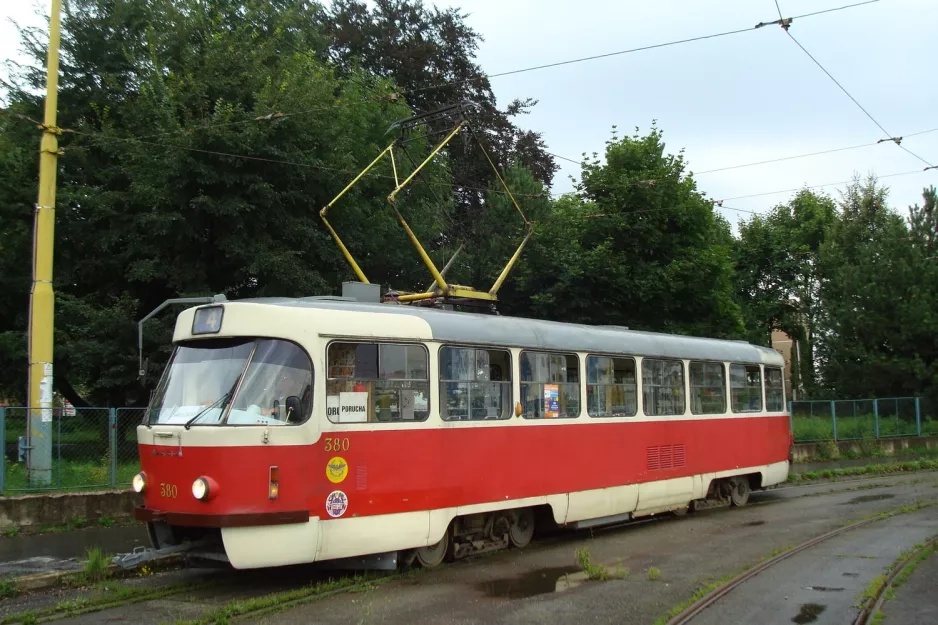 Košice Straßenbahnlinie 4 mit Triebwagen 680 am Socha Jána Pavla II (2011)