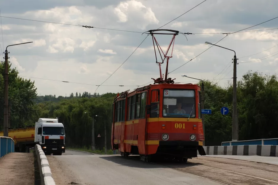 Kostjantyniwka Straßenbahnlinie 3 mit Triebwagen 001 auf Yemelianova St (2012)