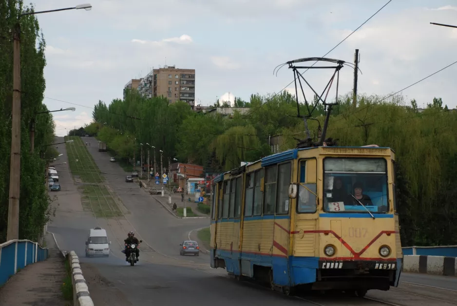 Kostjantyniwka Straßenbahnlinie 3 mit Triebwagen 007 auf Yemelianova St (2011)