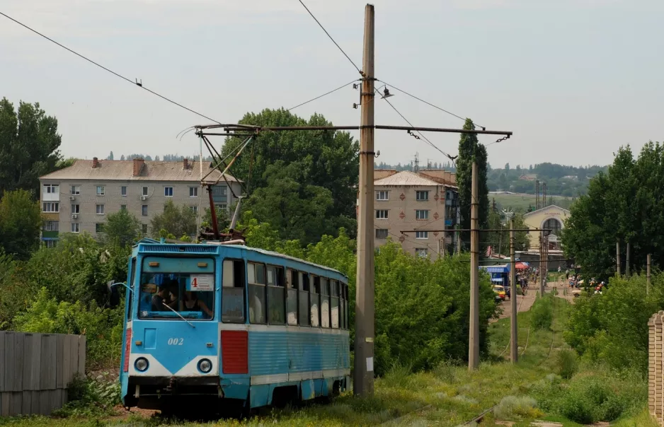 Kostjantyniwka Straßenbahnlinie 4 mit Triebwagen 002 im Konstantinovka (2012)