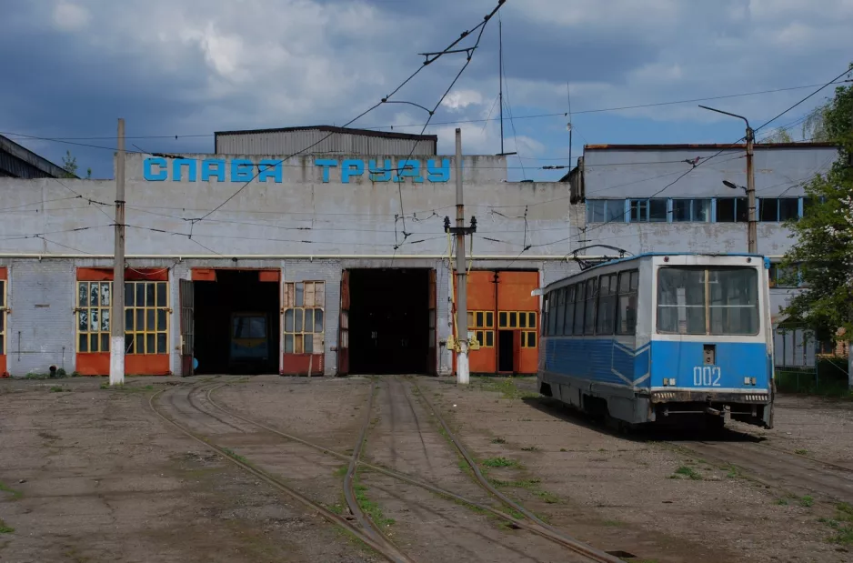 Kostjantyniwka Triebwagen 002 vor dem Depot (2011)