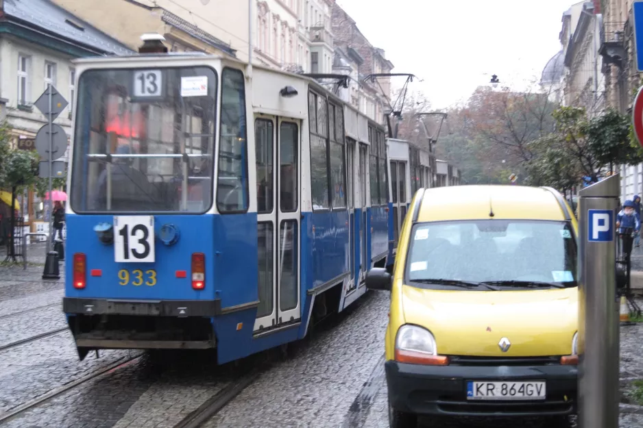 Krakau Straßenbahnlinie 13 mit Triebwagen 933 auf Krakowska (2011)