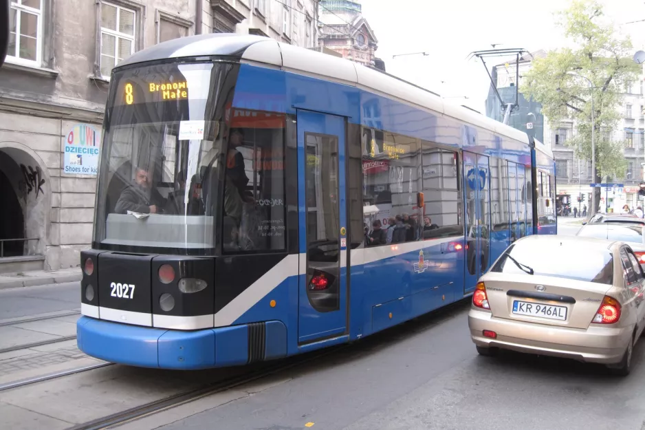 Krakau Straßenbahnlinie 8 mit Niederflurgelenkwagen 2027nah Plac Wolnica (2011)