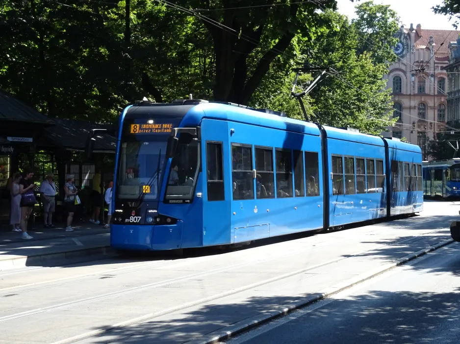 Krakau Straßenbahnlinie 8 mit Niederflurgelenkwagen RY807 am Teatr Bagatela (2024)