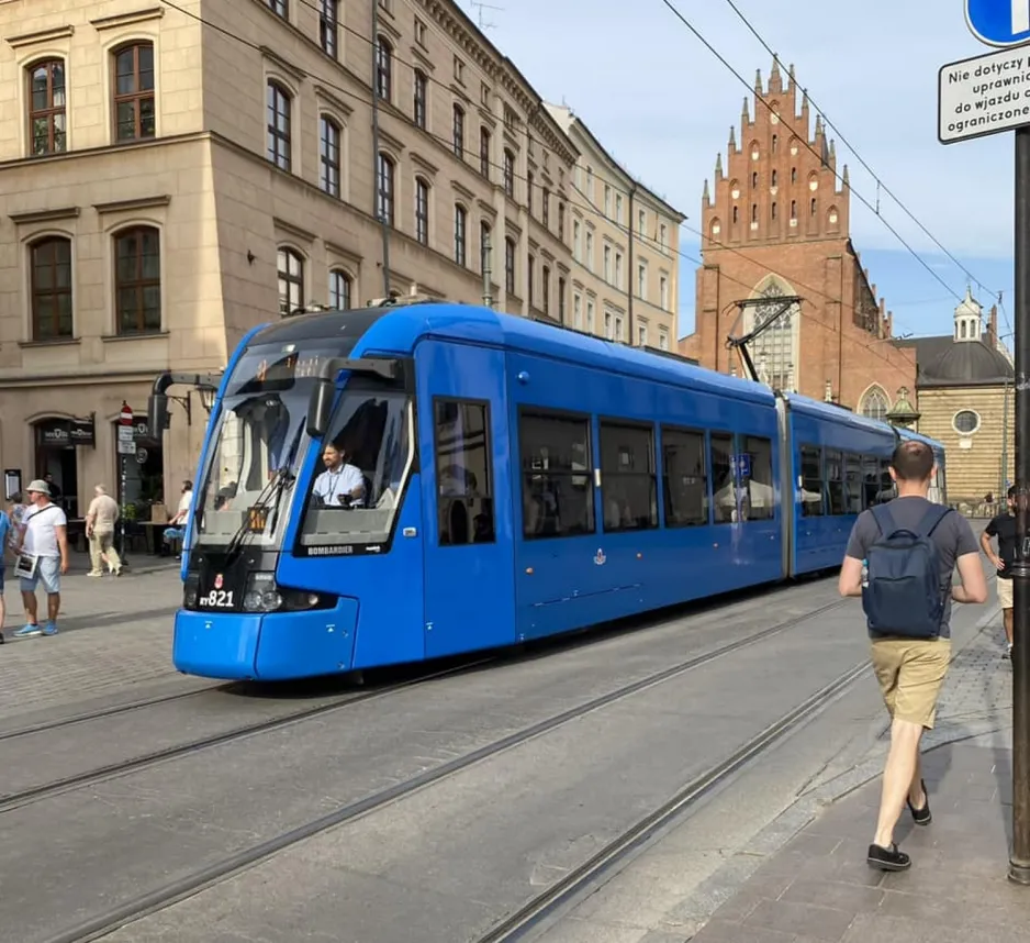 Krakau Straßenbahnlinie 8 mit Niederflurgelenkwagen RY821 auf Plac Wszystkich Świętych (2024)