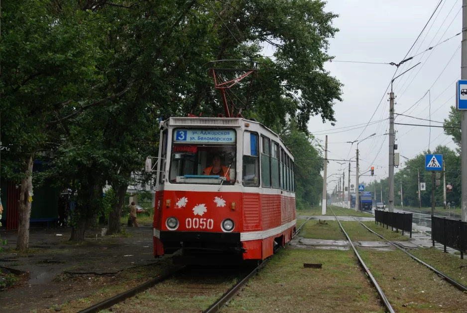 Kramatorsk Straßenbahnlinie 3 mit Triebwagen 0050 nahe bei Rybinska St (2012)