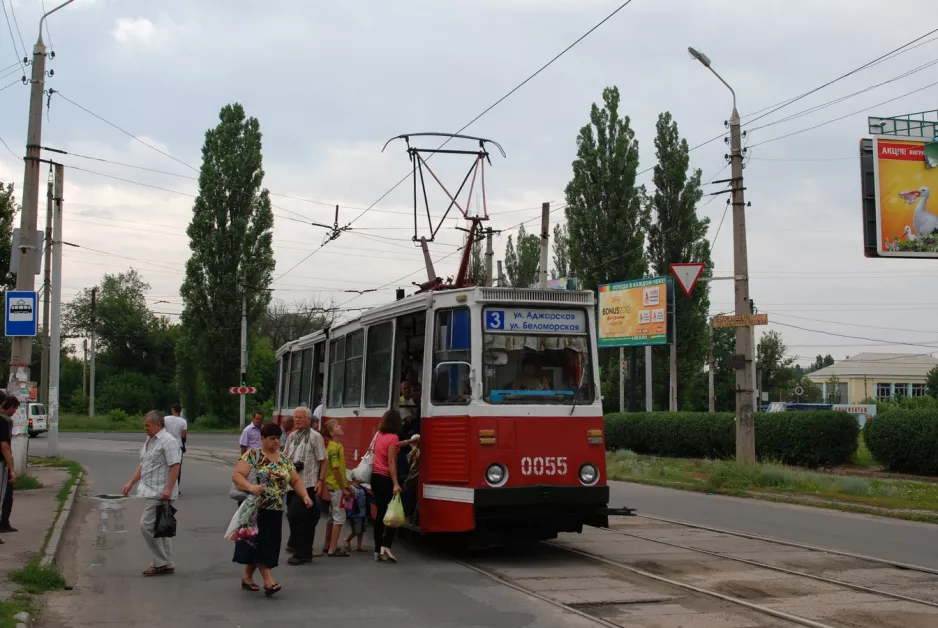 Kramatorsk Straßenbahnlinie 3 mit Triebwagen 0055 in der Kreuzung Dnipropetrovska Street/Ordzhonikidze Street (2012)