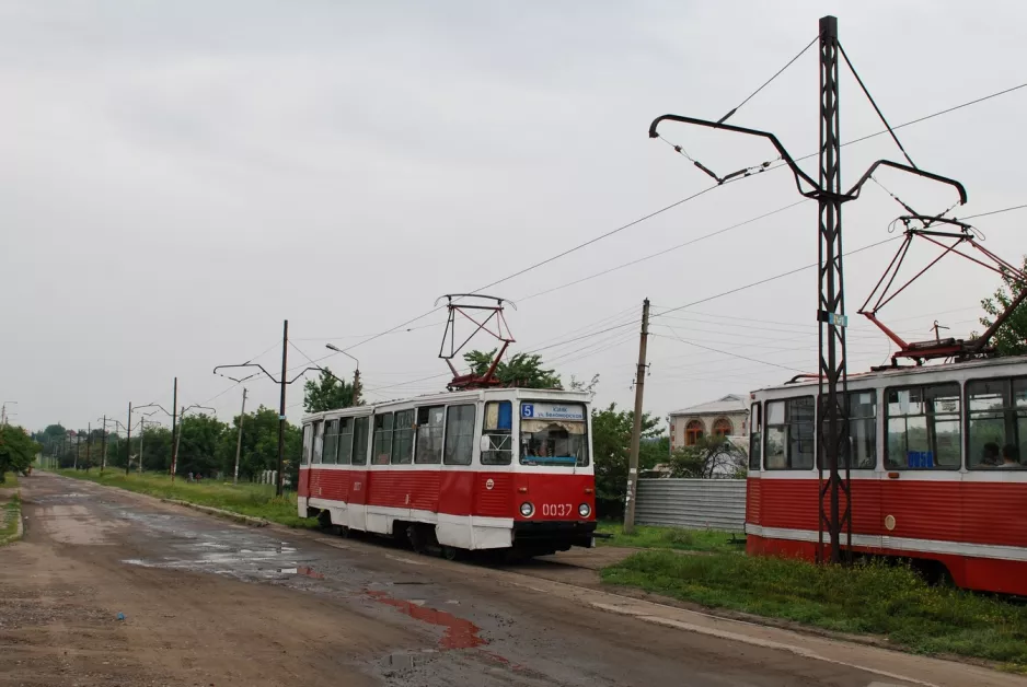 Kramatorsk Straßenbahnlinie 5 mit Triebwagen 0037 am Rybinska St (2012)