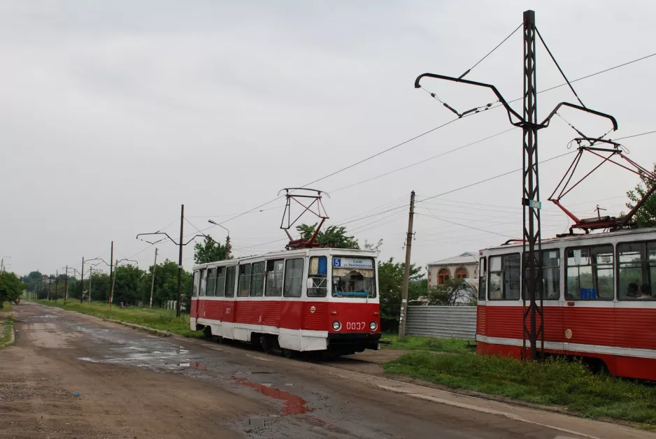 Kramatorsk Straßenbahnlinie 5 mit Triebwagen 0037 auf Tsentralna Street (2012)