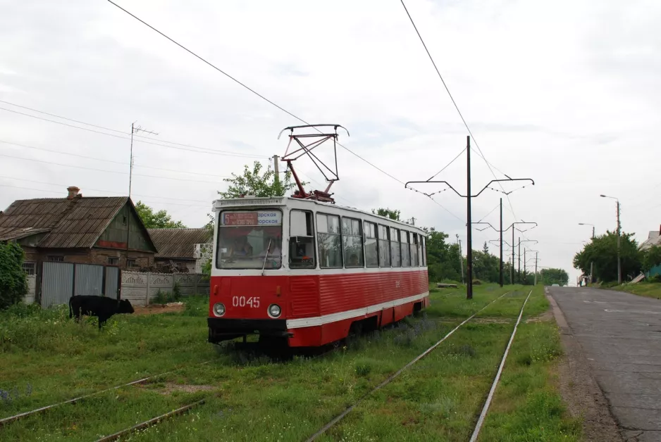 Kramatorsk Straßenbahnlinie 5 mit Triebwagen 0045nah Haharina St (2012)