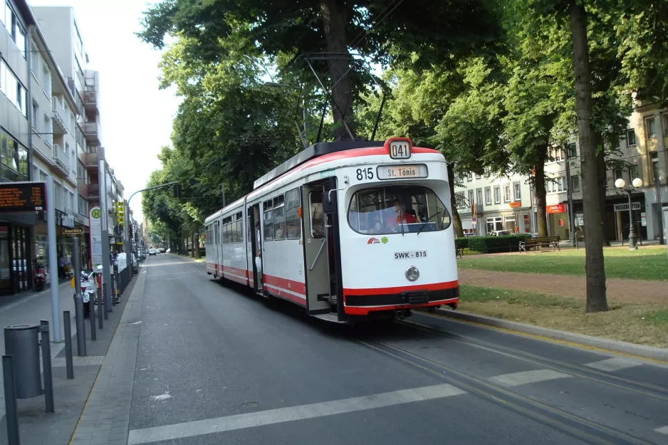 Krefeld Straßenbahnlinie 041 mit Gelenkwagen 815 am Dreikönigenstraße (2010)
