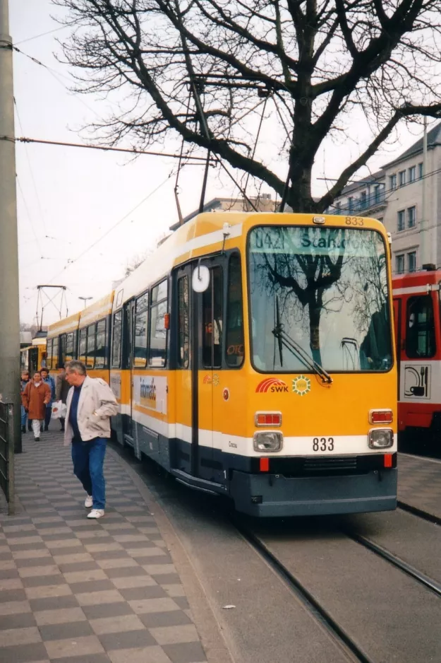 Krefeld Straßenbahnlinie 042 mit Gelenkwagen 833 "Cracau" am Krefeld, Rheinstraße (1996)