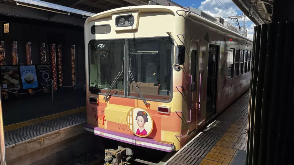 Kyoto Arashiyama Line mit Triebwagen 624 am Arashiyama (2023)